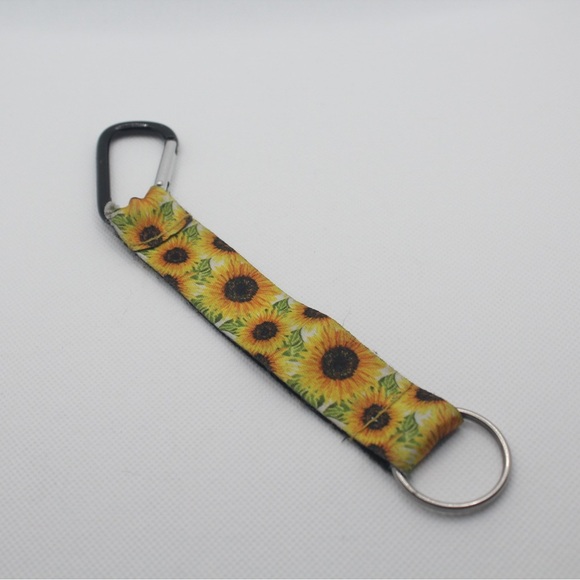 🍀 3/$15 Sunflower Pattern Keychain with Black Carabiner - Picture 1 of 4